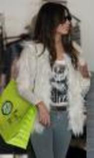 ashleyugg (4)_0 - Ashley Tisdale pe strada