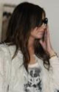 ashleyugg (5) - Ashley Tisdale pe strada