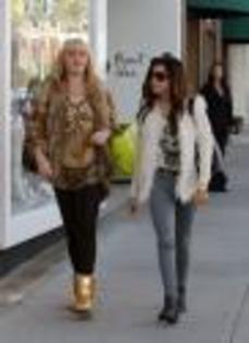 ashleyugg (14) - Ashley Tisdale pe strada