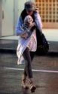 brenda-lucas-ashley (2)_1 - Ashley Tisdale pe strada