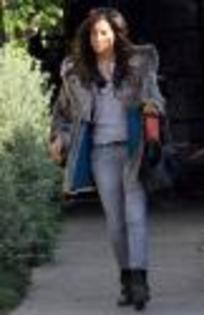 tis-salon-girl (18) - Ashley Tisdale pe strada