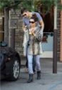 tis-salon-girl (6) - Ashley Tisdale pe strada