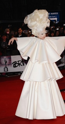 lady-gaga-brit-awards-420x800 - Top 10  garderobe super ciudate -Lady Gaga