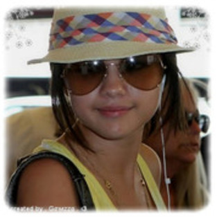 28998213_QBXXESZWQ - selena gomez