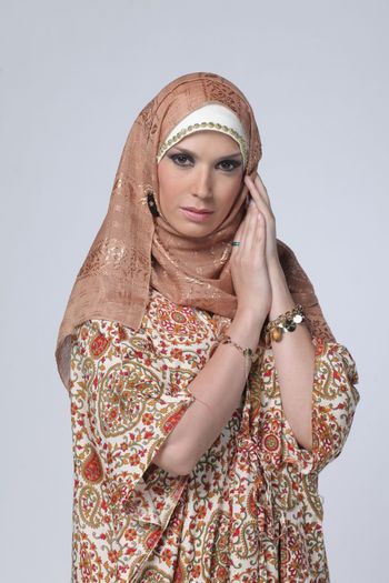 alina-chivulescu-si-sabina-posea-sunt-nevestele-lui-denis-stefan-in-ldquo-iubire-si-onoare-rdquo_4