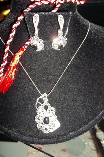 Set cercei,pandant; Pret 188.
Pietre marcasite-onix
