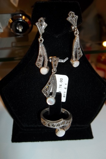 Set cercei pandant inel; Pret 263 ron
