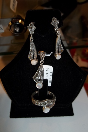 Set cercei pandant inel; Pret 263 ron
