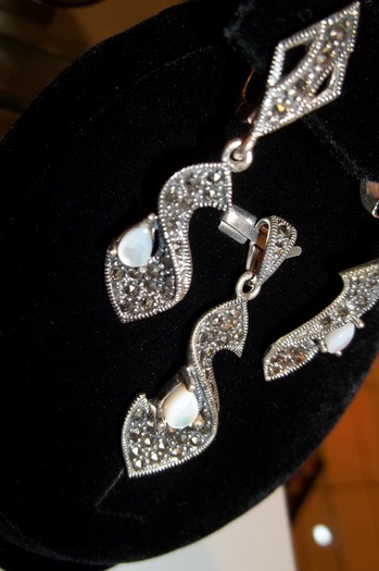 Set cercei pandant; Pietre marcasite sidef
