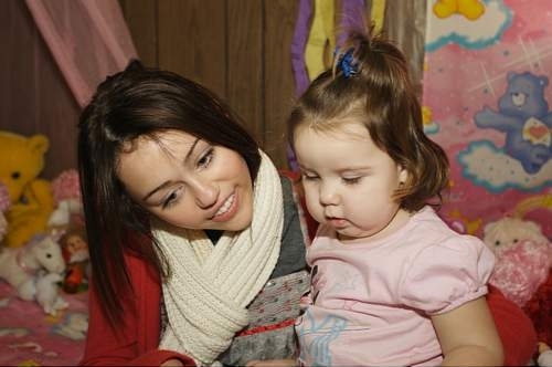 miley-cyrus_COM-savethechildren-kentucky2008mar30-007