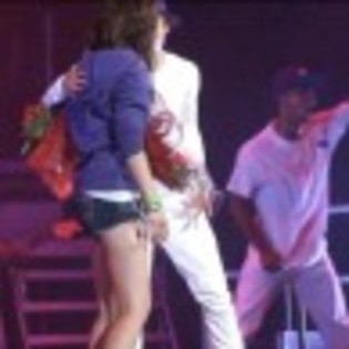 justin bieber girl 9 97x97 Justin Bieber canta pentru o fana in concertul din Toronto