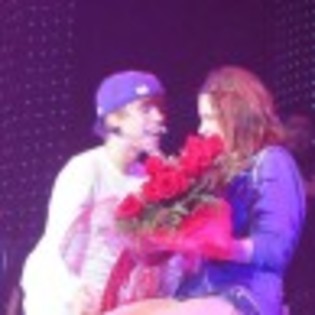 justin bieber girl 4 97x97 Justin Bieber canta pentru o fana in concertul din Toronto