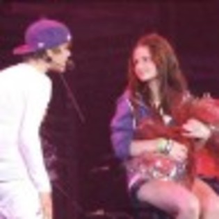 justin bieber girl 8 97x97 Justin Bieber canta pentru o fana in concertul din Toronto