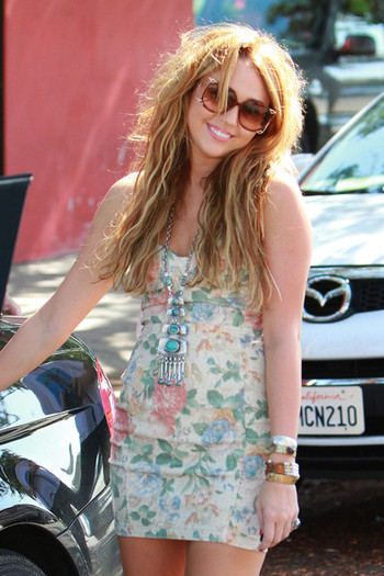Miley Cyrus Miley Cyrus Donates Clothes Homeless 5LiSkuPD8VLl - Miley Cyrus Donates Clothes Homeless