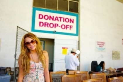 Miley+Cyrus+Miley+Cyrus+Donates+Clothes+Homeless+IjIdZFI0rRAxl