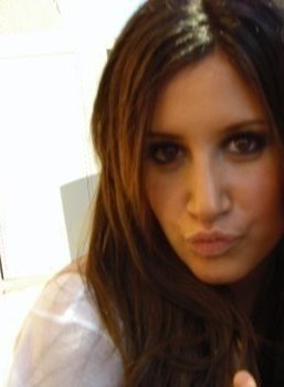 168984_136471456417604_100001642518988_243009_3627680_n - Ashley TISDALE