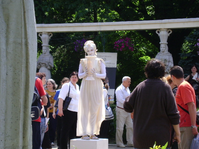 STATUI CU SUFLET PRINTRE STATUI DE PIATRA - PARCUL HERASTRAU