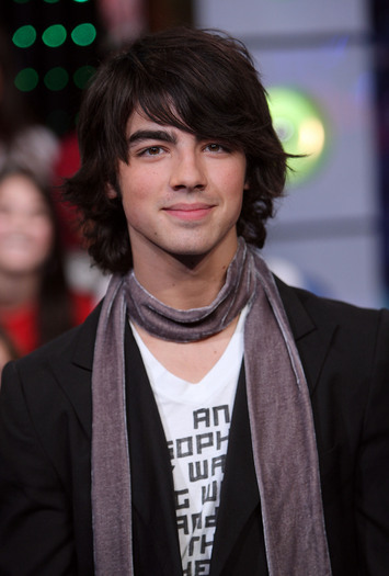 Joe-Jonas-joe-jonas-1239456_1298_1920[1]