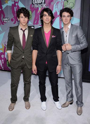 nick-jonas-joe-jonas-and-kevin-jonas[1]