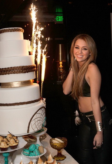 Miley-Cyrus-celebrating-her-18th-birthday-at-Trousdale-2 - poze hanna montana