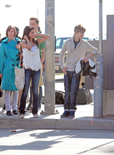 Selena Gomez and Justin Bieber - Justin Bieber and Selena Gomez at the Santa Monica Pier