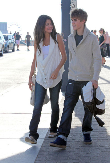 Selena Gomez and Justin Bieber - Justin Bieber and Selena Gomez at the Santa Monica Pier