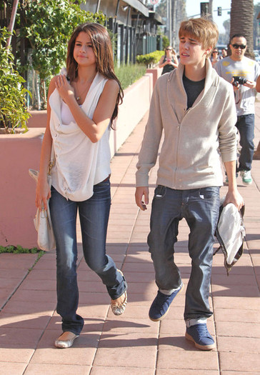 Selena Gomez and Justin Bieber - Justin Bieber and Selena Gomez at the Santa Monica Pier