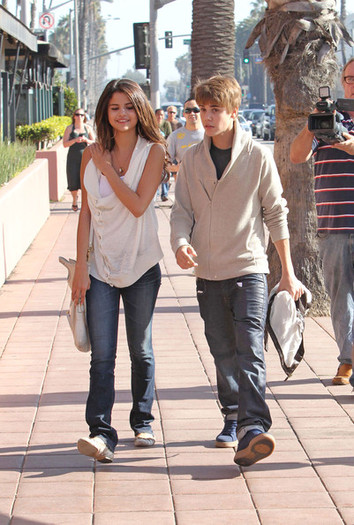 Selena Gomez and Justin Bieber - Justin Bieber and Selena Gomez at the Santa Monica Pier - poze justin bieber si selena gomez