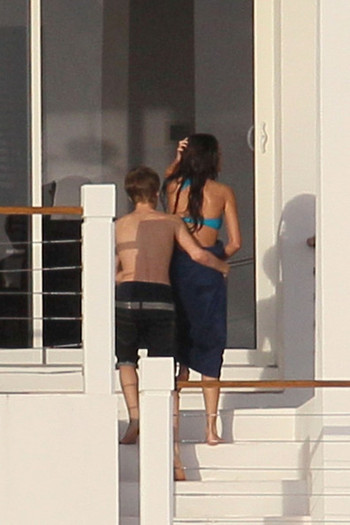 Selena Gomez and Justin Bieber - Justin Bieber and Selena Gomez in the Caribbean