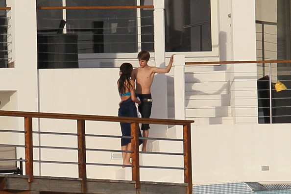 Selena Gomez and Justin Bieber - Justin Bieber and Selena Gomez in the Caribbean - poze super tari