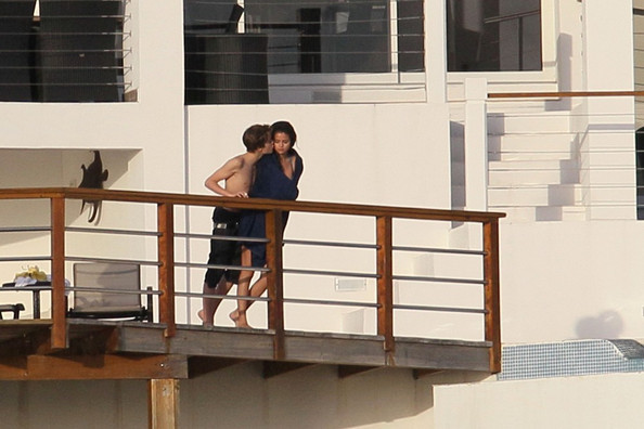 Selena Gomez and Justin Bieber - Justin Bieber and Selena Gomez in the Caribbean