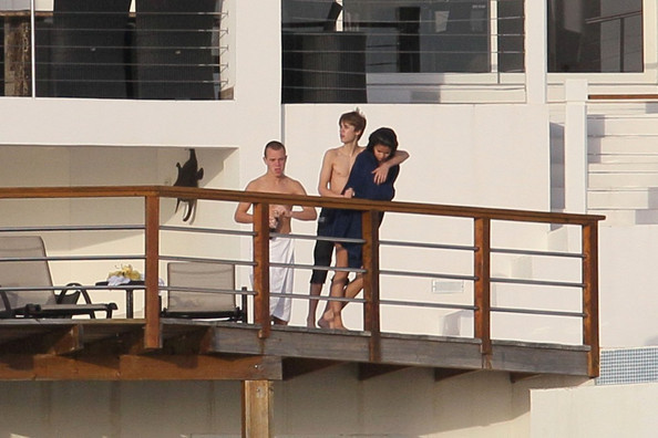 Selena Gomez and Justin Bieber - Justin Bieber and Selena Gomez in the Caribbean; uimitor
