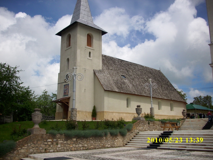 Biserica din Ghelari - 8 LOCURI INCINTATOARE