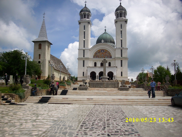 Biserica din Ghelari - 8 LOCURI INCINTATOARE