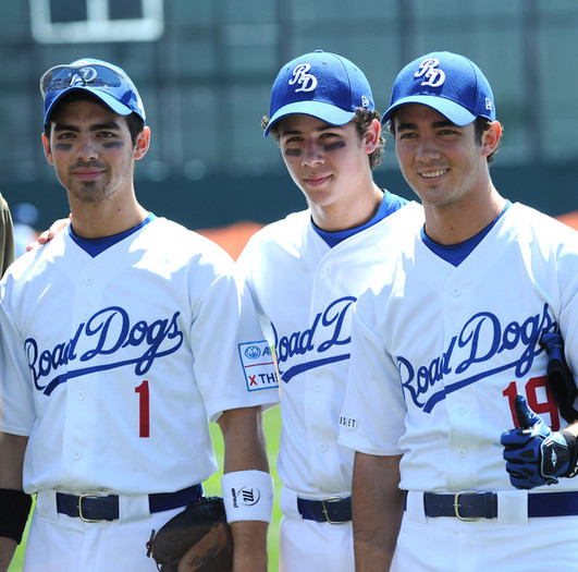 Nick Jonas and Kevin Jonas - Jonas Brothers Encourage Fans to X the TXT on Road Dogs Softball Tour - frati jonas