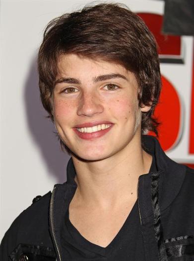 Gregg-Sulkin-gregg-sulkin-11286259-500-671