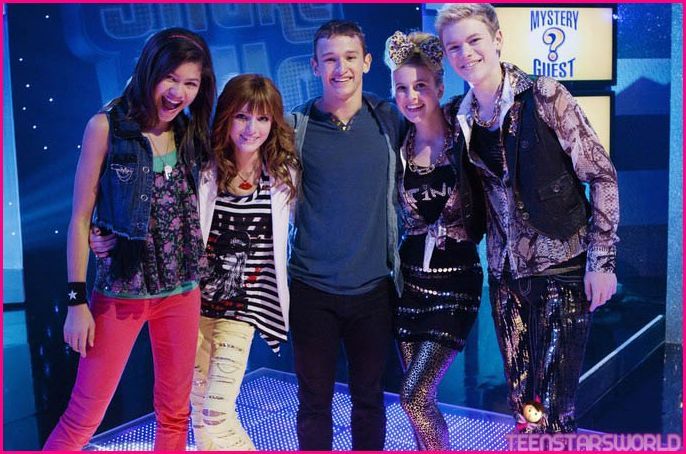 Bella-Thorne-Zendaya-Coleman-Karate-DUO-6 - TOTUL PENTRU DANS