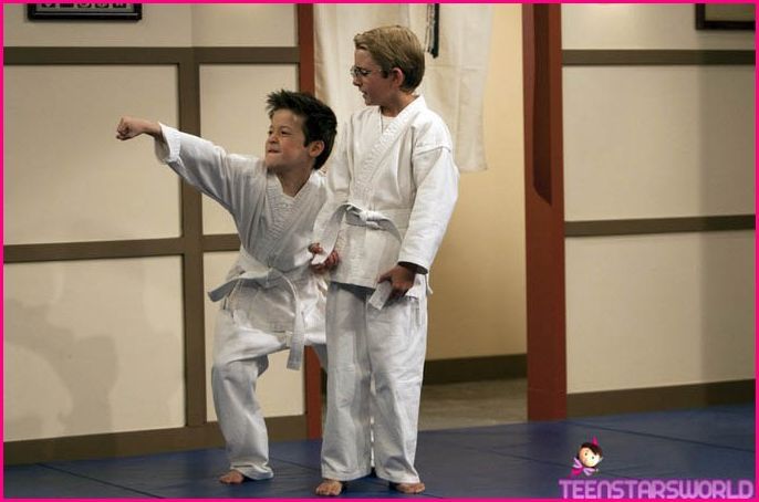 Bella-Thorne-Zendaya-Coleman-Karate-DUO-7
