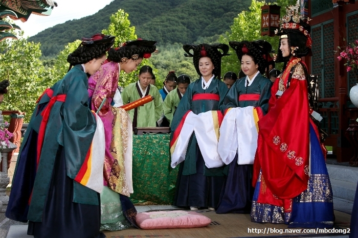 imagine din Dong-yi; Regina purtand chosunul  rosu,iar Dong yi purtand  chosunul purpuriu pentru  concubine.
