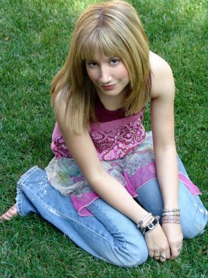 10129919_DYKJCWSRO - ashley tisdale sedinta foto 1