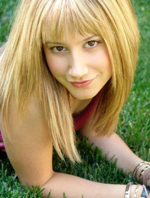 10129933_MDATBNGCU - ashley tisdale sedinta foto 1