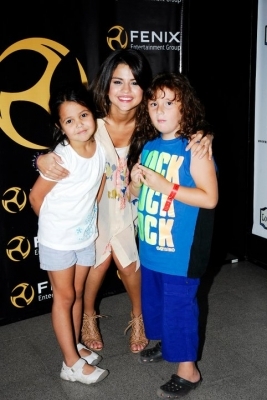 7 - xSelena 04 februarie-Meet si Greet at Argentina Concert