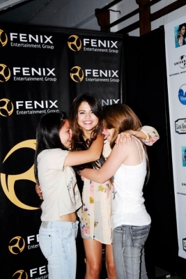 Click to view full size image - xSelena 04 februarie-Meet si Greet at Argentina Concert