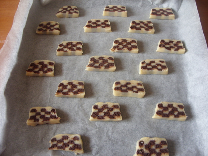 in tava cu hartie de copt - BISCUITI TABLA DE SAH