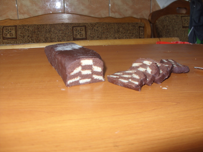 un alt bloc invelit in ciocolata