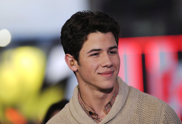 Nick2011-nick-jonas-19391933-1400-951 - MTv interviu