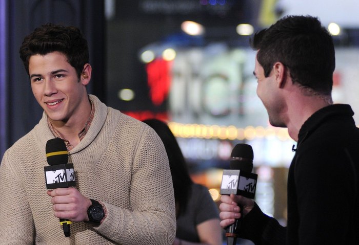 Nick2011-nick-jonas-19391979-1400-958 - MTv interviu