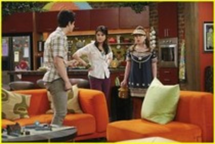 25514803_JFLHTOYAG - Magicienii Din Waverly Place