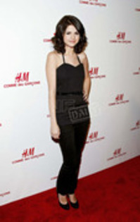 25514851_GWNQFPYIH - Selena Gomez