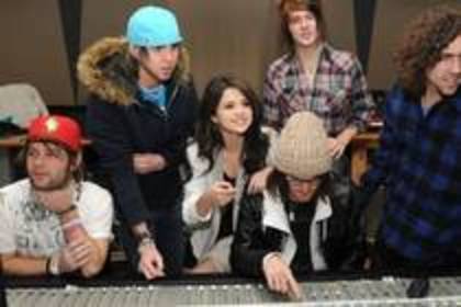 25514860_CVDKQRAUE - Selena Gomez